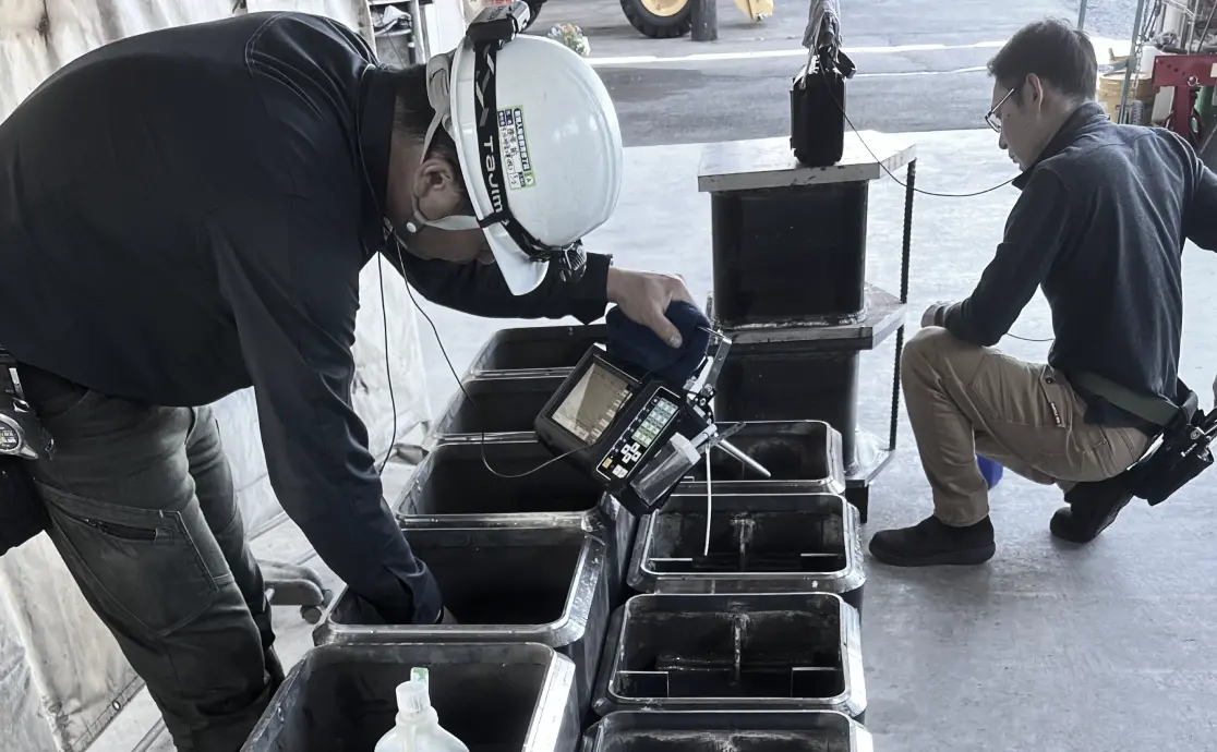 小笠原工業のスタッフ作業中の様子