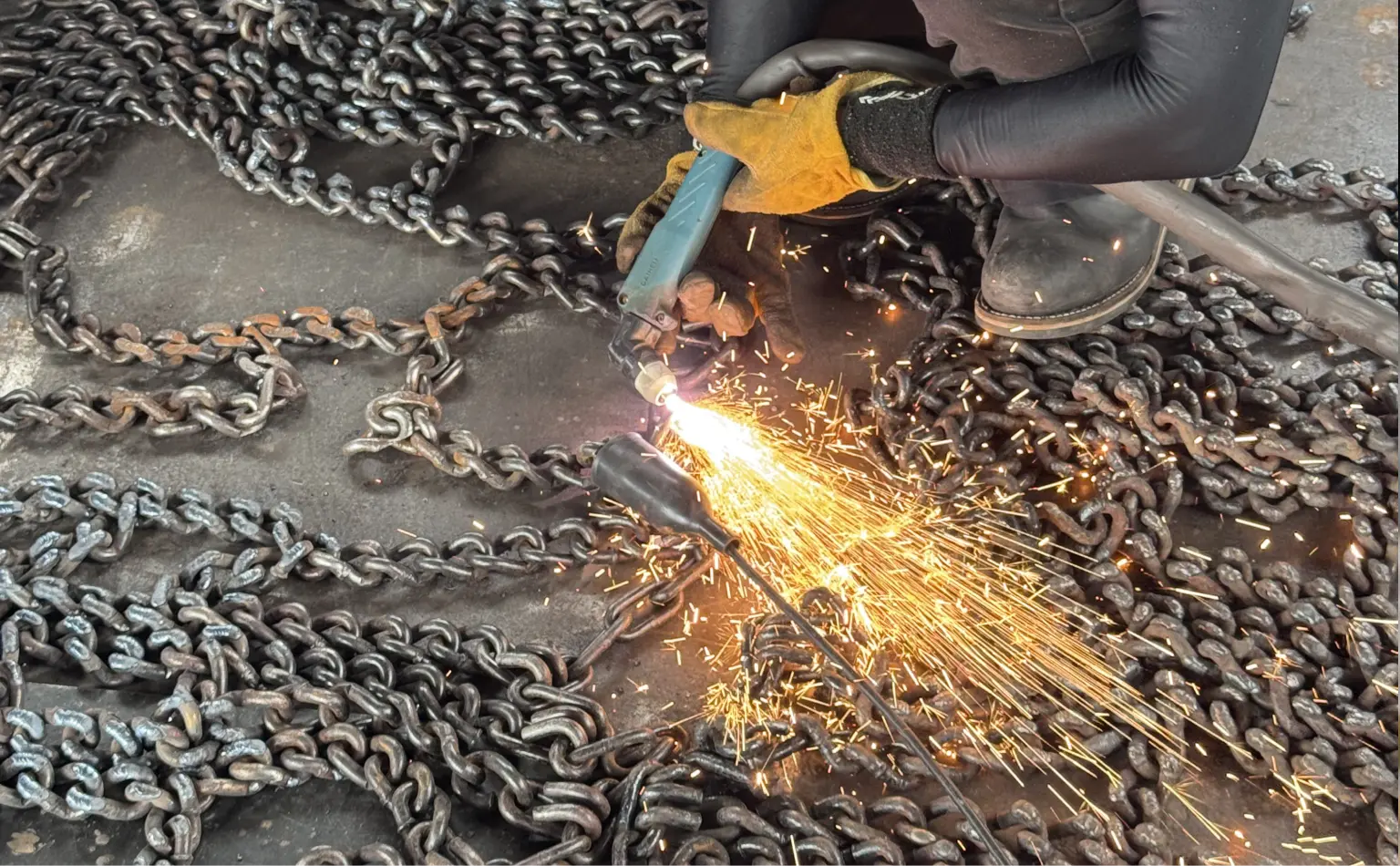 除雪用チェーン補修作業